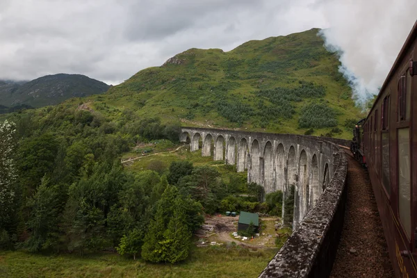 Detalle del tren de vapor en el famoso viaducto de Glenfinnan, Escocia, Reino Unido — Foto de Stock