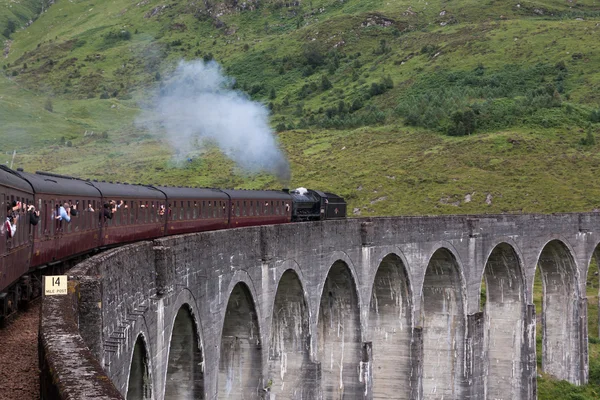 유명한 glenfinnan 육교, 스코틀랜드, 영국에서 증기 기관차의 세부 사항 — 스톡 사진