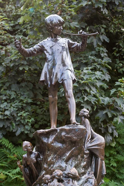 Peter pan szobra, a Kensington Gardens, London, Egyesült Királyság — Stock Fotó