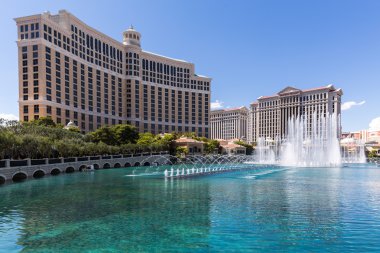 Bellagio ve Caesars Palace otel ve Kumarhane Çeşme'nın şovuna, Las Vegas görünümü.