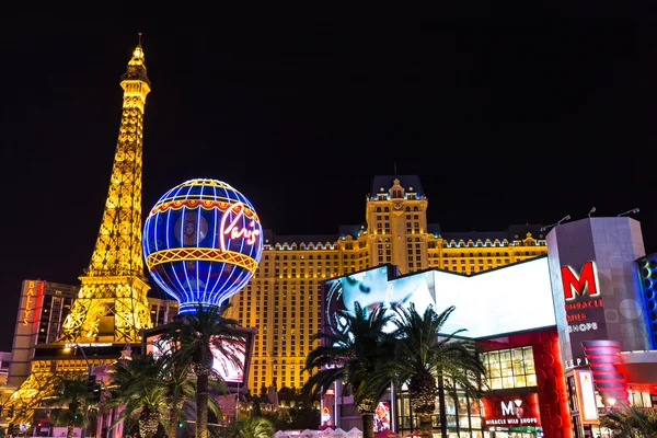 Las vegas, nv - august 11: blick auf das paris las vegas hotel und casino bei nacht — Stockfoto