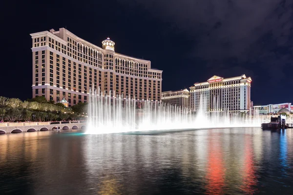 Las vegas, nv - august 11: blick auf bellagio und caesars palast hotels und casino bei nacht mit fontänenshow — Stockfoto