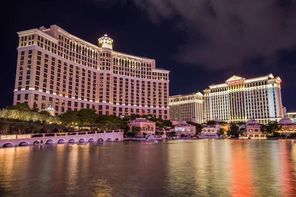 Blick auf Bellagio und Caesars Palace Hotels und Casino in der Nacht, las vegas — Stockfoto