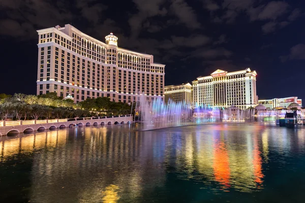 Las Vegas, Nv - 12 Ağustos: Bellagio görünümü ve Caesars Palace otel ve casino Çeşme'nın gösterisi ile — Stok fotoğraf
