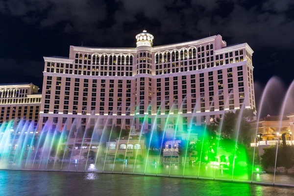 Las Vegas, Nv - 12 Ağustos: Görünüm Bellagio hotel and Casino'da Çeşme'nın gösterisi ile gece — Stok fotoğraf