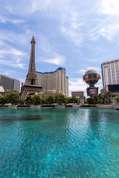 Blick auf das paris las vegas Hotel und Casino mit Springbrunnenshow, las vegas — Stockfoto