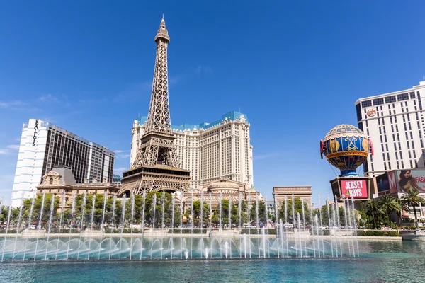 Blick auf das paris las vegas Hotel und Casino mit Springbrunnenshow, las vegas — Stockfoto