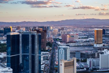 Las Vegas görünümünden Stratosphere kule reklam dusk