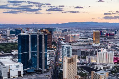 Las Vegas görünümünden Stratosphere kule reklam dusk