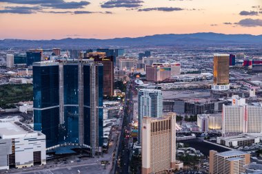 Las Vegas görünümünden Stratosphere kule reklam dusk