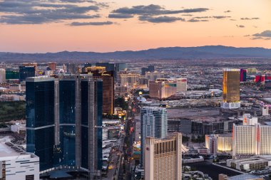 Las Vegas görünümünden Stratosphere kule reklam dusk