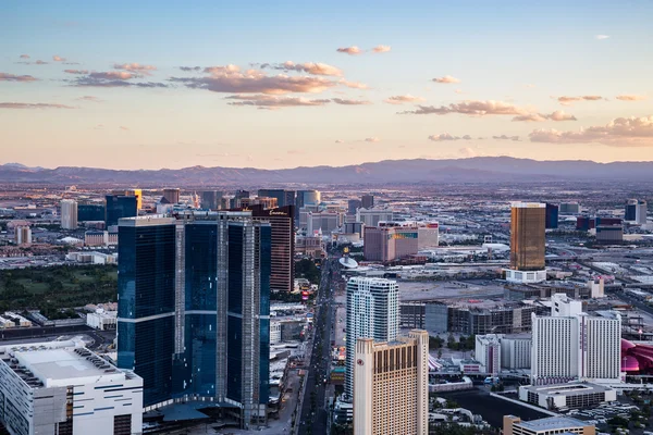 Weergave van Las Vegas van Stratosphere Tower advertentie schemering — Stockfoto