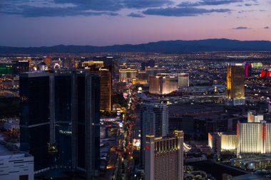 Geceleri Stratosphere kule Las Vegas'tan görünümünü