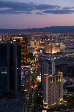 Geceleri Stratosphere kule Las Vegas'tan görünümünü