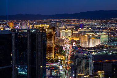 Geceleri Stratosphere kule Las Vegas'tan görünümünü