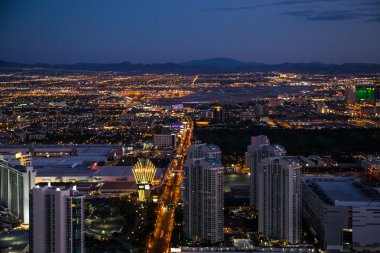 Geceleri Stratosphere kule Las Vegas'tan görünümünü
