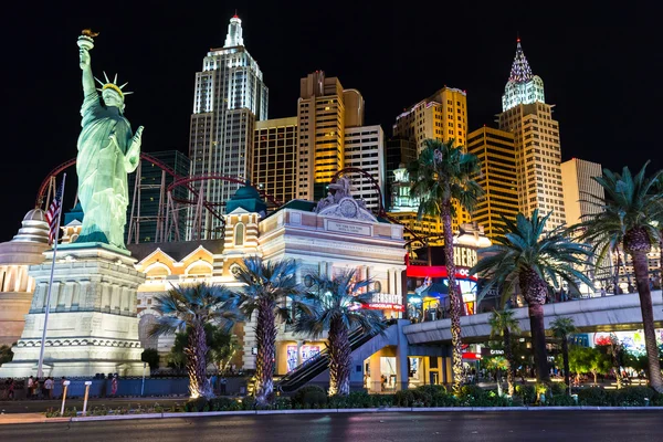 Kilátás nyílik New York-New York szálloda és kaszinó Las Vegas-i éjszakai — Stock Fotó