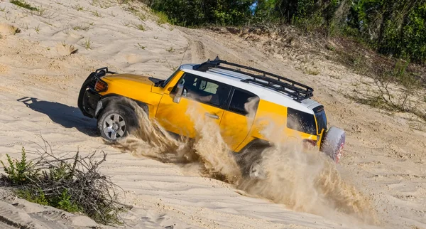 Florida, ABD - 31 Temmuz 2021: Sarı Toyota FJ kruvazörü