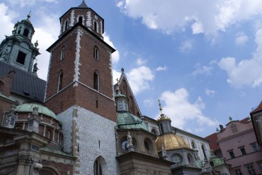 Krakow, Polonya. Tarihi Wawel kalesi. Bu dramatik, güzel anıtın alçak açılı görüntüsü. Manzara görüntüsü. Çan kulesi ve katedral.