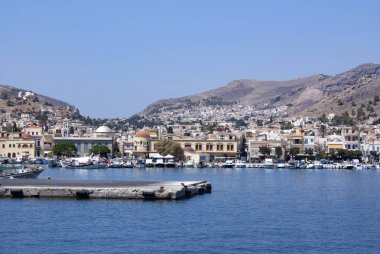 Kalymnos - Yunanistan - 4 Eylül 2010. Yakışıklı Pothia limanının panoramik manzarası. Rıhtım ve rıhtım manzarası. Açık mavi gökyüzü kopyalama alanı sağlar.