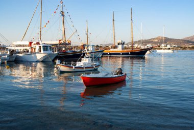Antiparos Adası Yunanistan. Resimli bir limana demirlemiş küçük tekneleri olan alacakaranlık manzarası. Huzurlu sakin bir manzara. Mavi, açık gökyüzü kopyalama alanı sağlar.