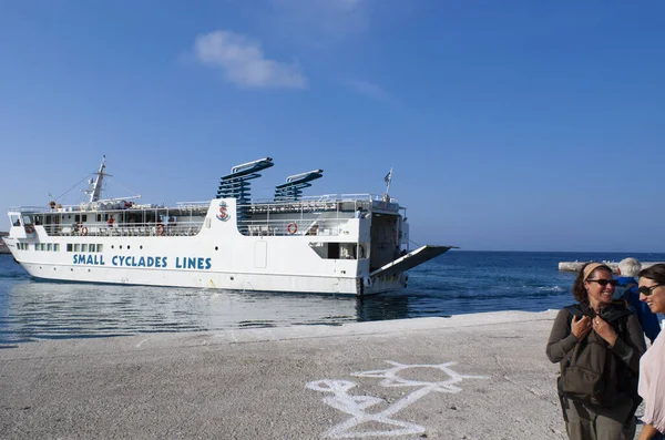 Koufonisi Adası Yunanistan Feribot Liman Rıhtıma Varır Tatilciler Yerel Feribota — Stok fotoğraf