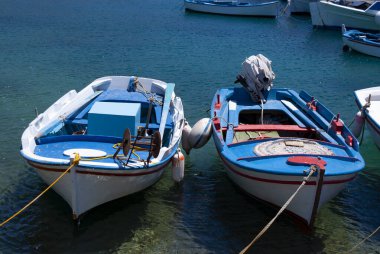 Donoussa - Yunanistan - 28 Mayıs 2009: Donoussa adasının sakin ve güzel limanına demirlemiş renkli geleneksel Yunan balıkçı tekneleri.
