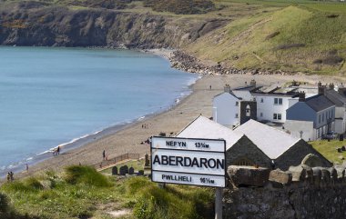 Aberdaron, Galler Köyün güzel manzarası, körfez, deniz ve dramatik uçurumlar Sakin tenha bir sahil tatil yeri Mavi deniz kumlu sahilde tur atıyor