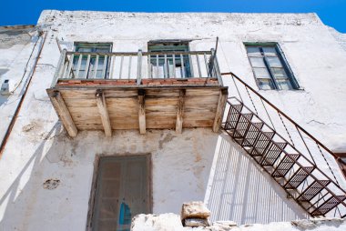 Antiparos Adası, Yunanistan. Eski şehrin tarihi kalbi Kastro 'daki geleneksel binaların detaylarına alçak açılı bir bakış açısı. Basit kırsal ahşap balkon.