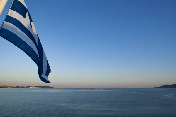 Feribotun Arka Tarafındaki Esintide Dalgalanan Yunan Bayrağı Ulusal Bayrak Rüzgarı — Stok fotoğraf