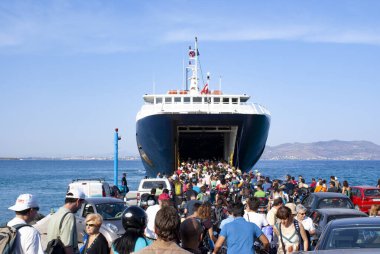 Agistri - Yunanistan - 7 Haziran 2009: Yunanistan 'ın güzel Agistrid adasında feribota binmek için kuyruğa giren yolcular. Bolat limana yanaştı ve iniş yaptı..