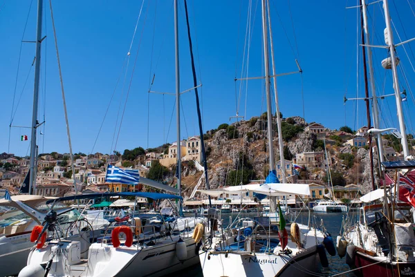 Isla Symi Grecia Dramática Hermosa Bahía Portuaria Con Brillantes Edificios — Foto de Stock