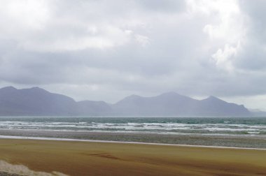 Dramatik fırtınalı deniz manzarası, Galler. Güzel Llyn Yarımadası 'nın üzerinde yağmurlu bir gökyüzü. Uzak dağların manzaralı deniz manzarası. İnsan yok - kopyalama alanı. Kuzey Galler 'deki sahil manzarası.