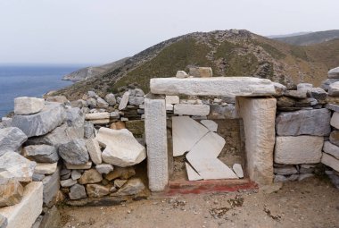 Homer 'ın mezarı, Ios Adası, Yunanistan. Bu güzel tatil yerine gömüldüğü söylenen antik Yunan şairi için basit bir anıt.. 