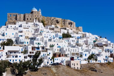 Yunanistan, Astypalaia Adası. Querini şatosu manzaralı tarihi eski bir kasaba. Resmedilmeye değer manzarası ve büyüleyici bir Yunan köyü. Mavi gökyüzü ve boşluk kopyala.