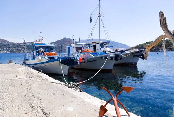 Isla Telendos Grecia Pintoresco Paisaje Marino Con Pequeños Barcos Pesca — Foto de Stock