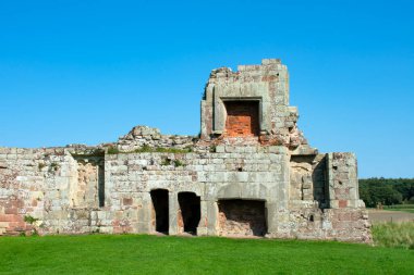 Shrewsbury, İngiltere Moreton Corbet Kalesi tarihi Elizabeth kalesi ve malikanesinin kalıntılarının manzarası Mavi gökyüzü