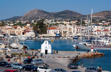 Aegina Adası - Yunanistan - 6 Haziran 2009: Şık, işlek liman manzaralı güzel liman Towns-pelerin manzarası Kopya alanı ile berrak mavi gökyüzü