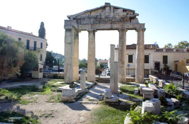 Atina, Yunanistan, Roma Agora. Athena Archegetis 'in kapısı Akropolis yakınlarındaki Plaka bölgesinde açıldı. Manzara görünümü. Boşluğu kopyala.