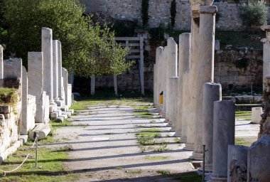 Atina, Yunanistan, Roma Agora. Klasik Yunan - Roma mimarisi. Sıralar halinde simetrik Dorik sütunlar. Plaka bölgesi, Akropolis yakınlarında. Manzara görünümü görünümü.