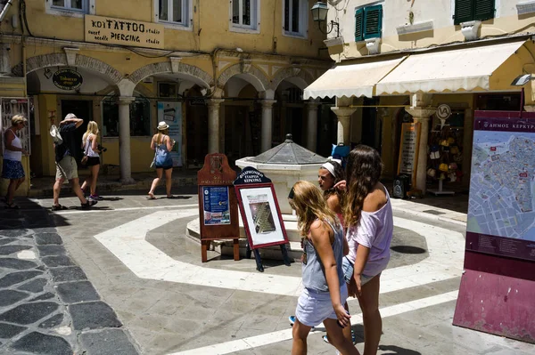 Korfu Kasabası Yunanistan Eski Şehrin Çekici Meydanı Tatilciler Atmosferik Güzel — Stok fotoğraf