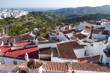 Frigiliana köyü, İspanya. Çatılar havadan çekimle döşenmiş. Tipik bir İspanyol kasabası. Manzara görünümü. Boşluğu kopyala 