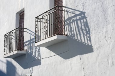 Frigiliana, İspanya. Geleneksel İspanyol köy evi. Tipik Juliet balkonlarının yakın görüntüsü. Costa del Sol Tepesi kasabası. Kopya alanı ile manzara görünümü.