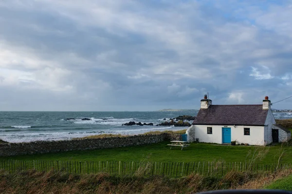 Domek Wsi Anglesey Wales Krajobraz Widokiem Morze Wietrzny Dzień Zimy — Zdjęcie stockowe