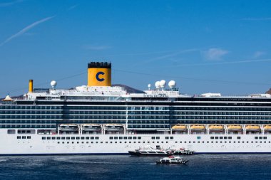 Santorini Adası - Yunanistan - 3 Ekim 2018: Tatil yolcu gemisi demir attı. Teknenin yakın görüntüsü. Mavi gökyüzü ve boşluk kopyala.