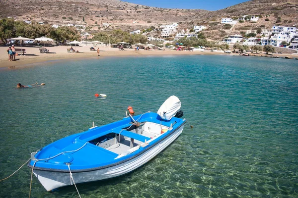 Sikinos Grecia Septiembre 2018 Smal Boat Pretty Pinturesque Bay Sandy — Foto de Stock