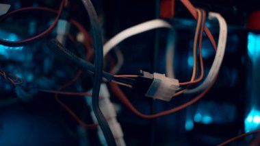 Bilgisayardaki dağınık bir kablo resmi.
