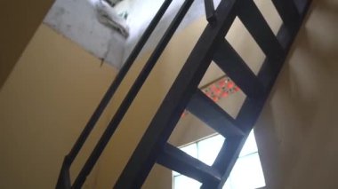 Dar ve tehlikeli bir merdiven