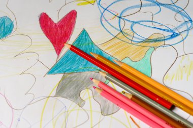 Bir kağıt üzerine çizim yürekle yalan boya kalemi