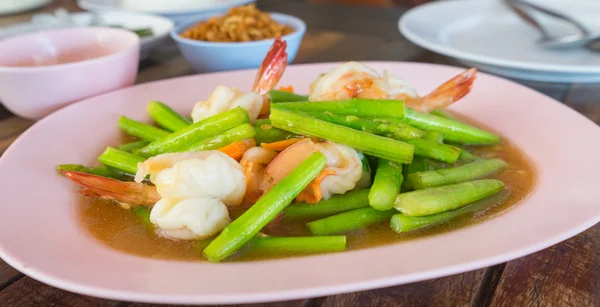 Asperges sautées aux crevettes dans un plat — Photo